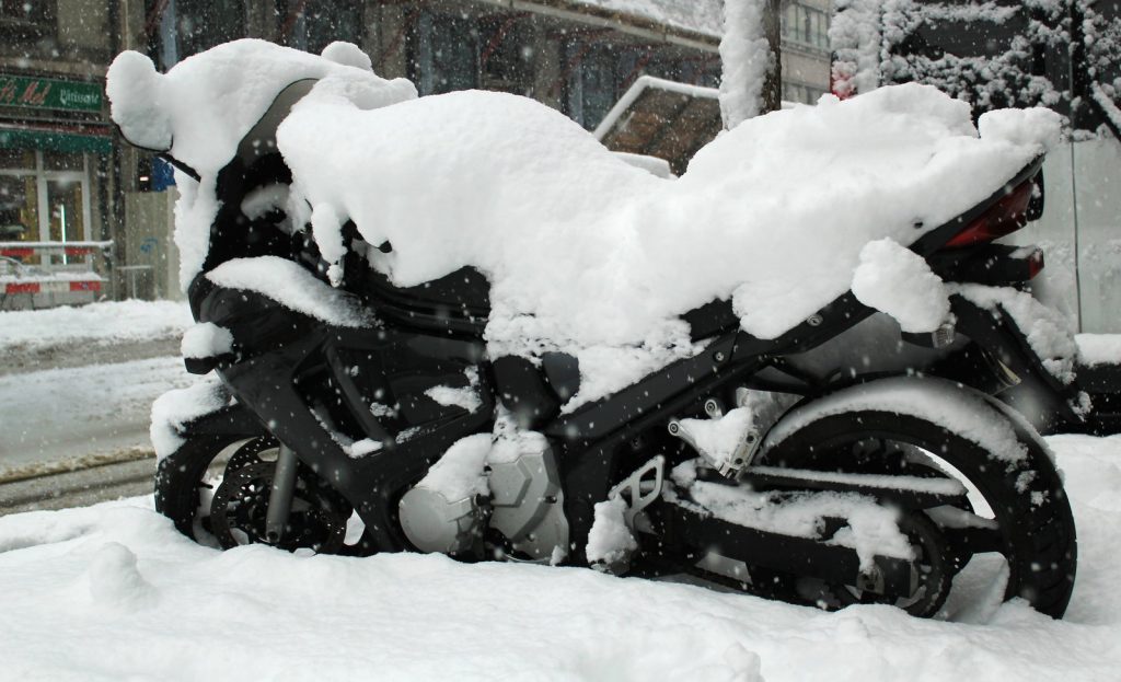 Motor rijden winter motor onder sneeuw