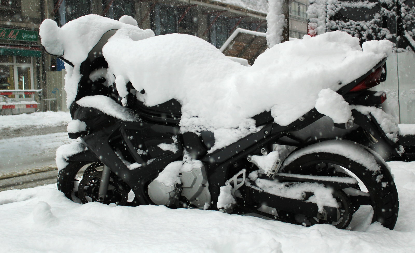 Motor rijden winter motor onder sneeuw